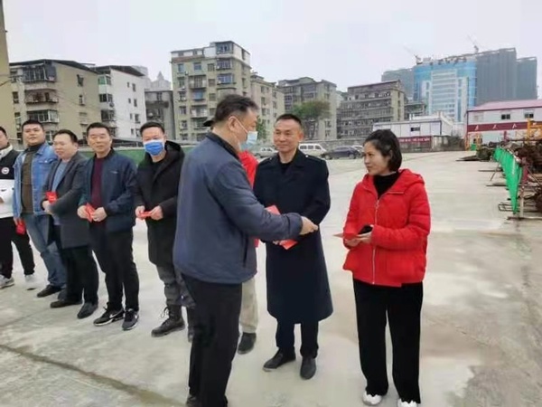 南昌市政建設集團領(lǐng)導春節(jié)慰問春節(jié)值班員工6004.jpg