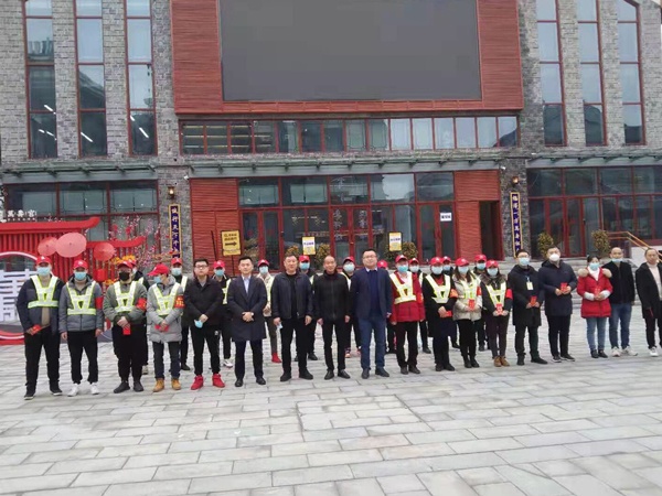 南昌市政建設集團領(lǐng)導春節(jié)慰問春節(jié)值班員工6003.jpg