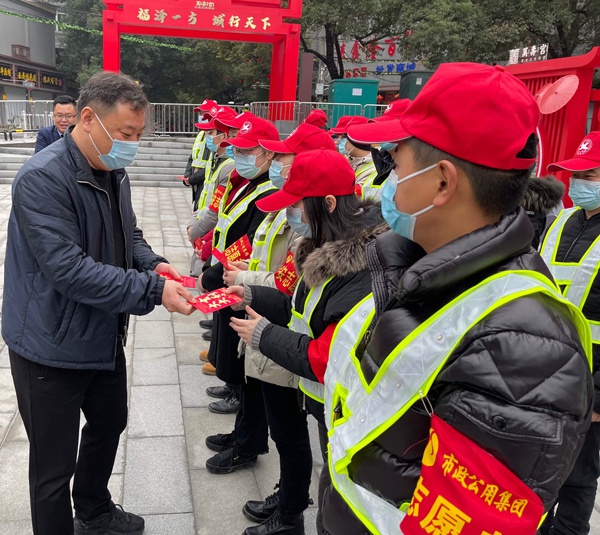 南昌市政建設集團領(lǐng)導春節(jié)慰問春節(jié)值班員工6002.jpg