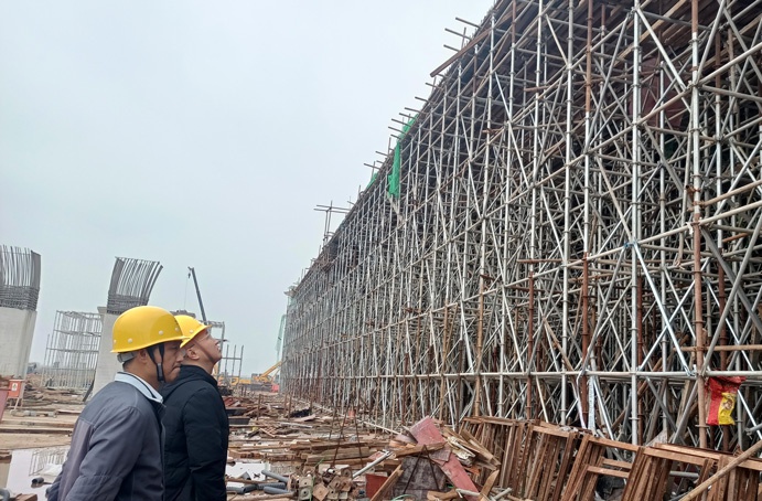 南昌市政建設(shè)集團王海龍前往小藍(lán)大道快速化工程現(xiàn)場檢查指導(dǎo)691.jpg