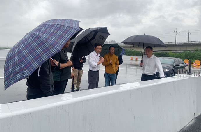 徐旭前往南昌縣河洲路項目、小藍大道快速化項目調(diào)研pg